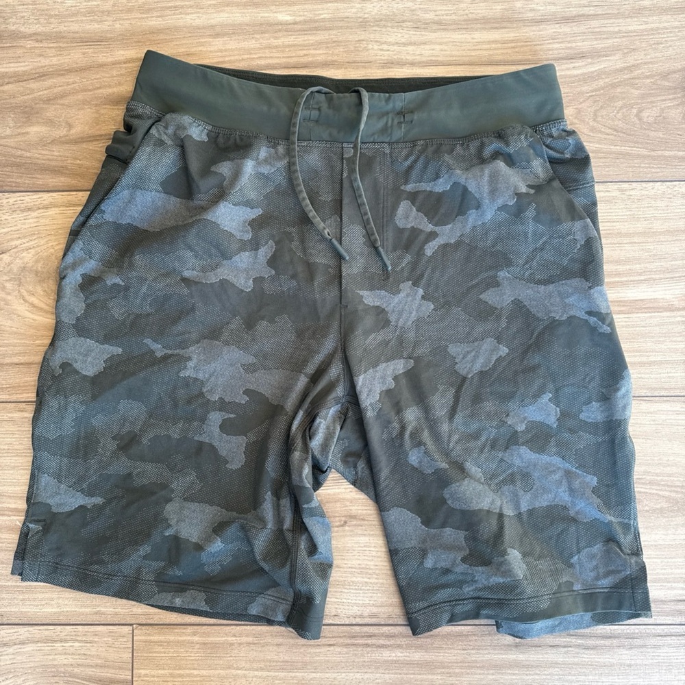 Lululemon Men’s T.H.E. Short 9" Linerless Shorts Men Small Pixel Camo Athletica